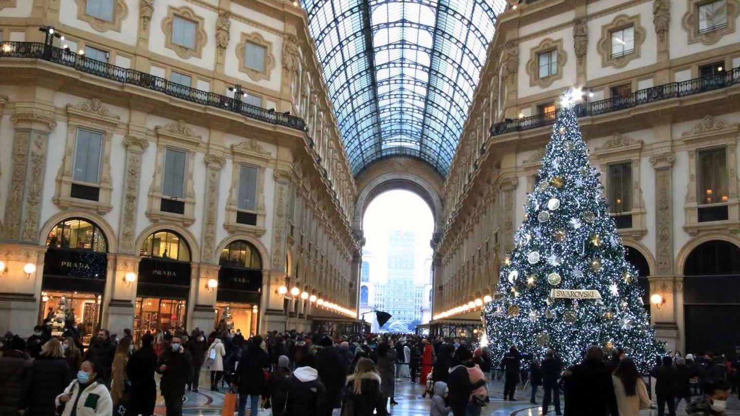 Folla in centro a Milano per lo shopping natalizio (Ansa)