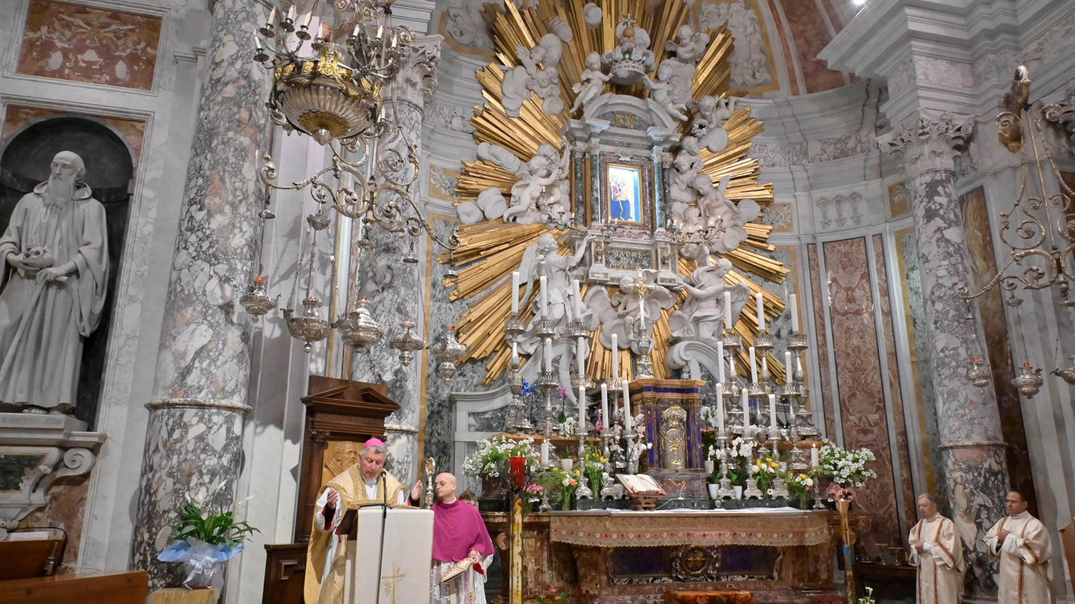 La Messa a Montenero officiata dal vescovo Giusti (Foto Novi)