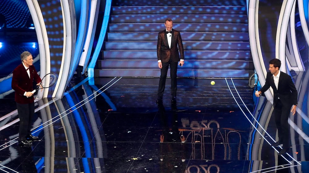 Sanremo 2020, Fiorello e Djokovic palleggiano sotto lo sguardo di Amadeus (Ansa)