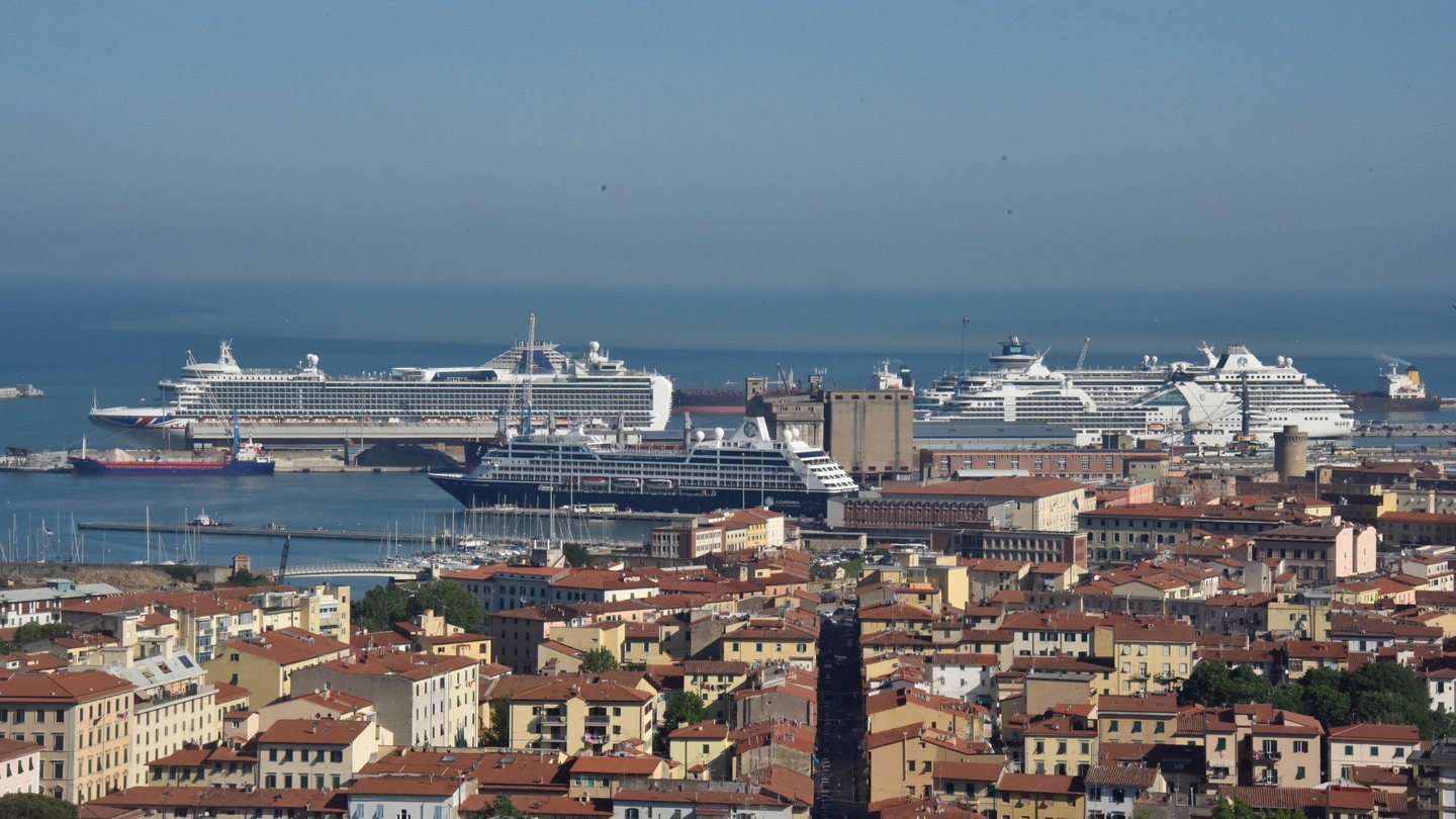 L'arrivo delle navi di crociera al porto di Livorno (Novi)