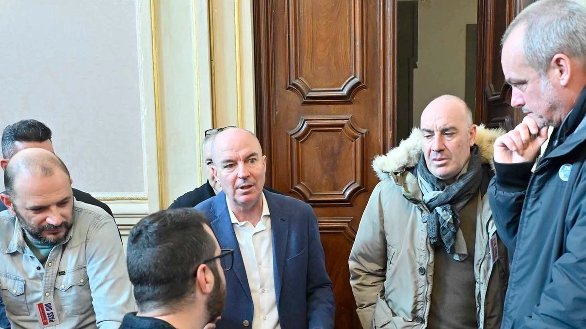 Il sindaco Luca Salvetti ha parlato con una delegazione dei lavoratori (Foto Novi)