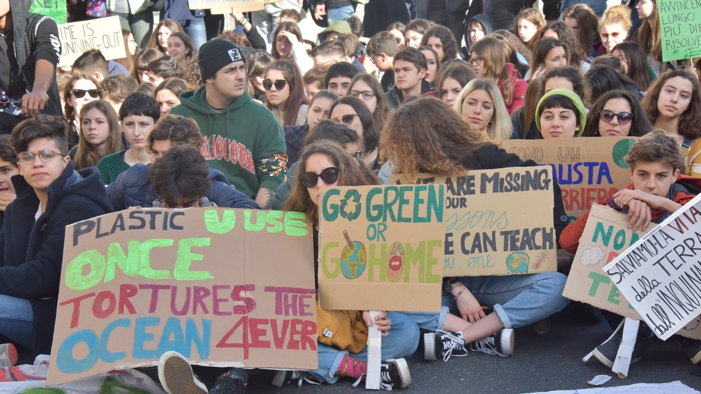 Studenti in piazza per il clima: qui siamo a Livorno (Foto Novi)