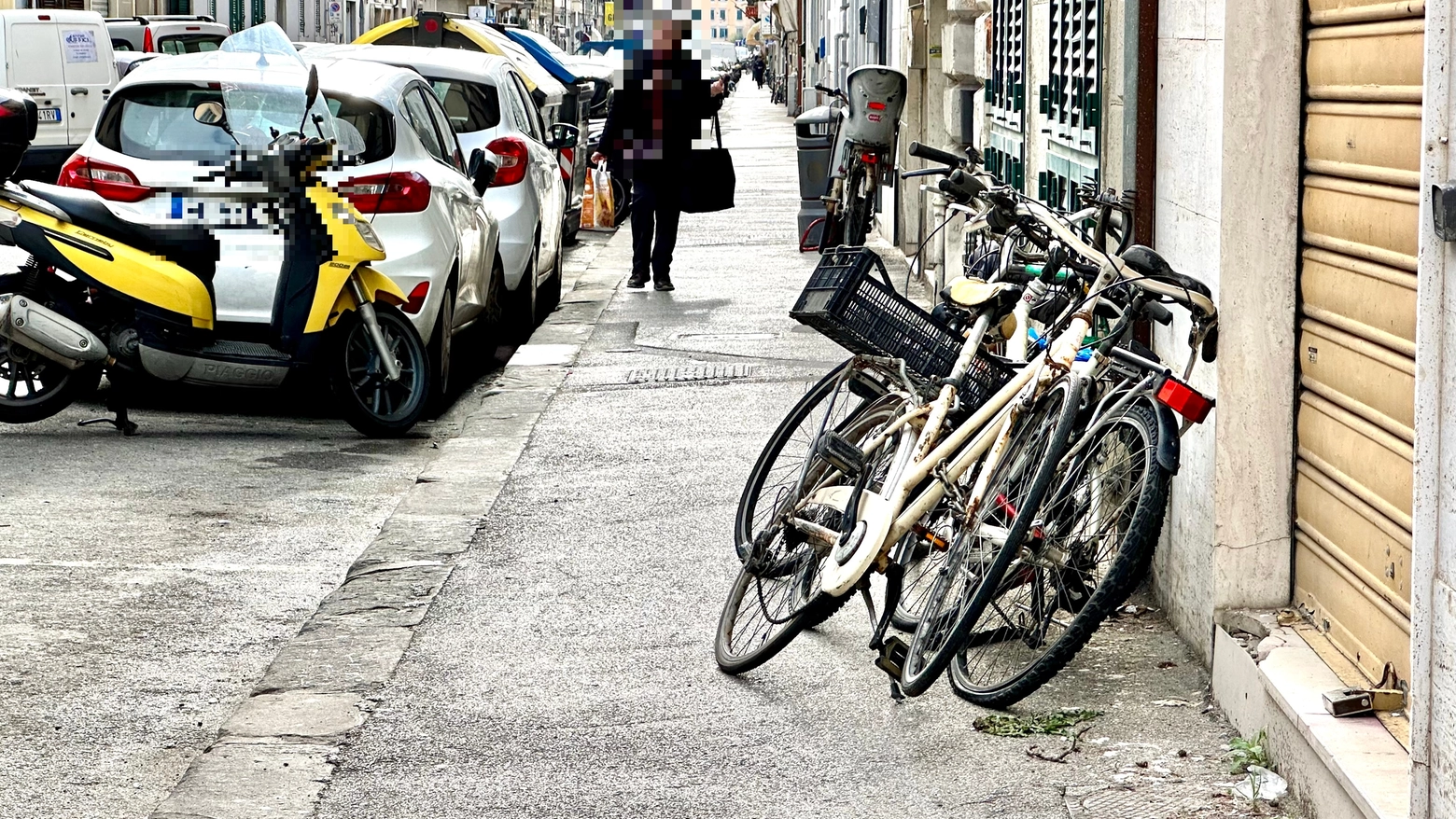 Via Maggi, biciclette ammassate sul marciapiede (Foto Novi)