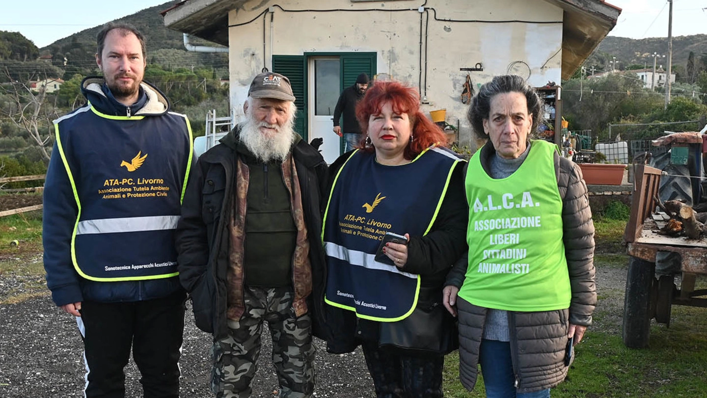Guglielmo Genchi, 78 anni, con i rappresentanti delle associazioni animaliste ieri mattina ha protestato per il blitz