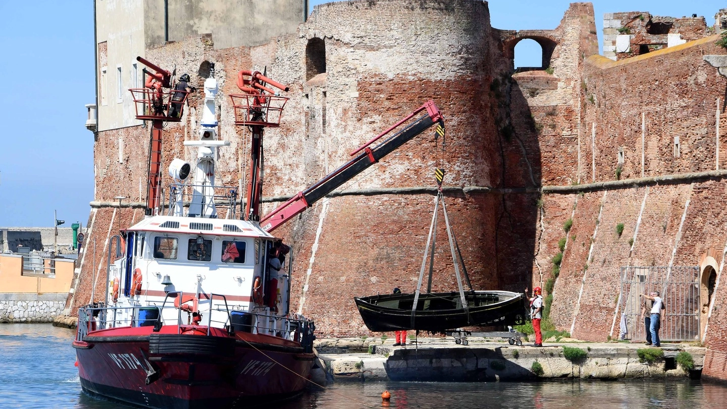 Livorno, i vigili del fuoco recuperano una barca affondata (foto Simone Lanari)