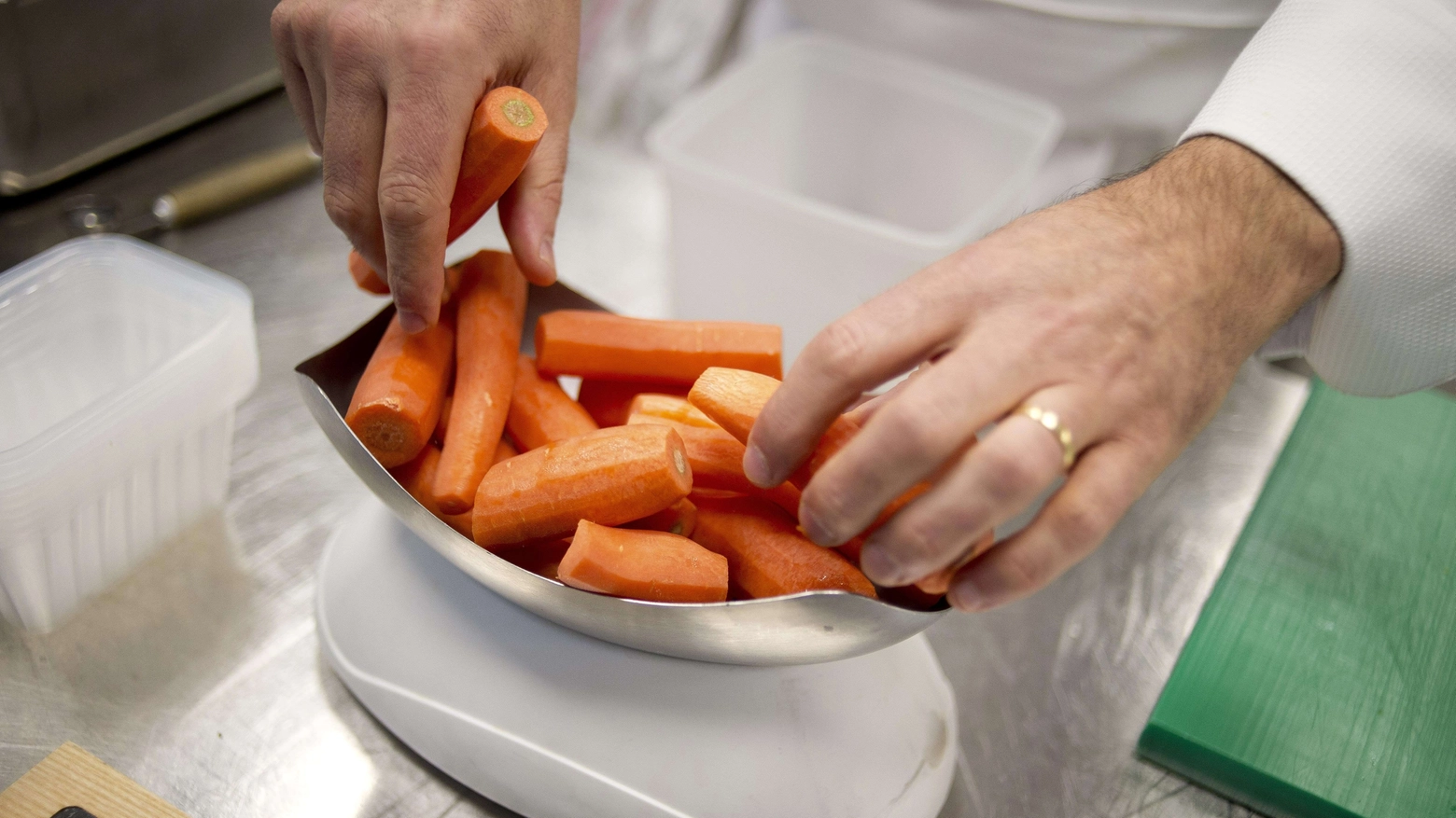 Un uomo prepara un'insalata di carote (Afp)