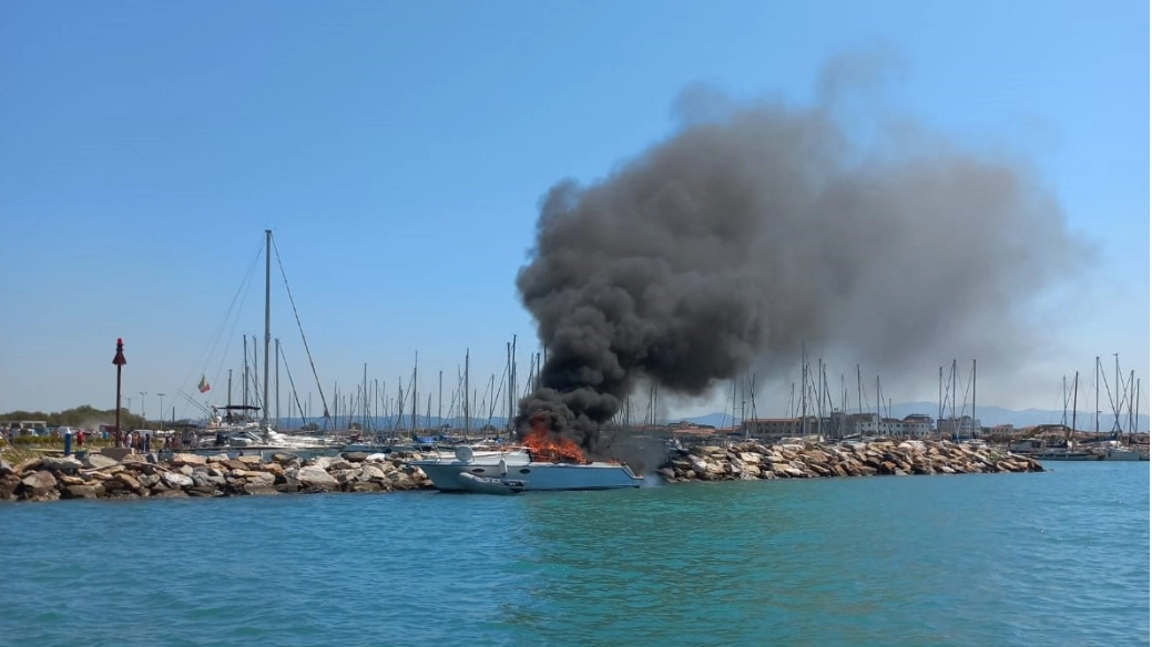 Barca a fuoco nel porto di Marina di Cecina