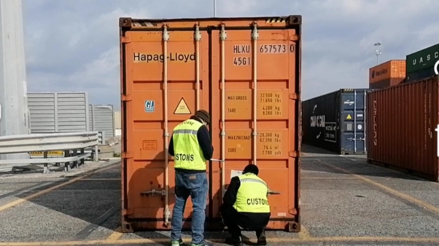 Funzionari della Dogana si apprestano a ispezionare un container