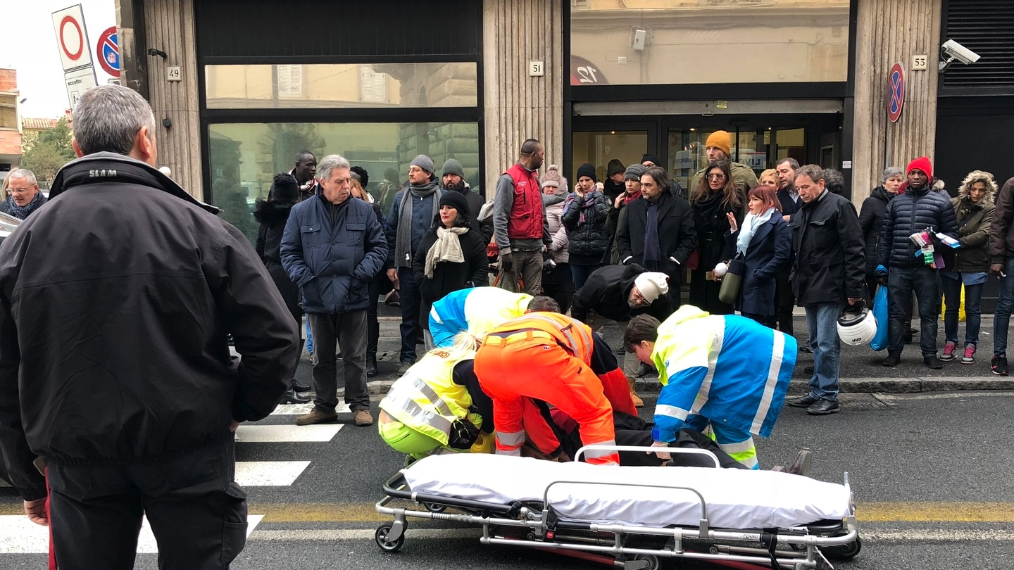 Incidente in via Marradi a Livorno (foto Novi)