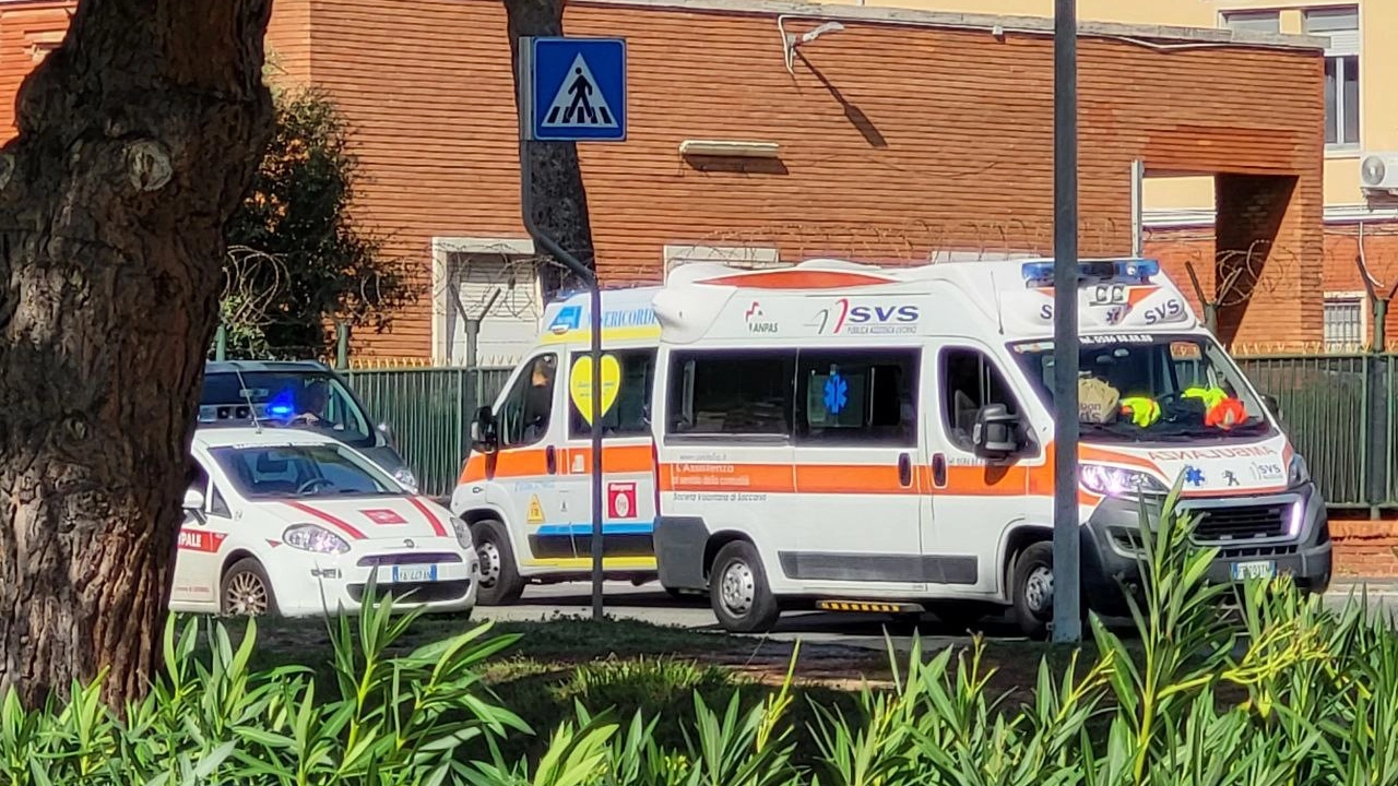Le ambulanze sul luogo dell'investimento insieme alla Polizia Municipale (Foto Lanari)