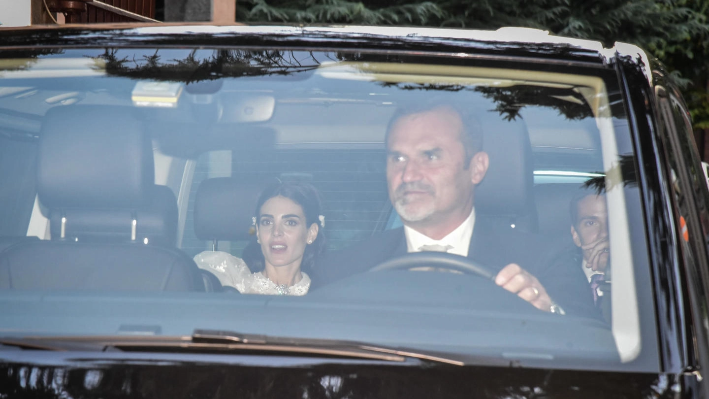 Federica Fumagalli in auto dopo il matrimonio con Luigi Berlusconi (Ansa)