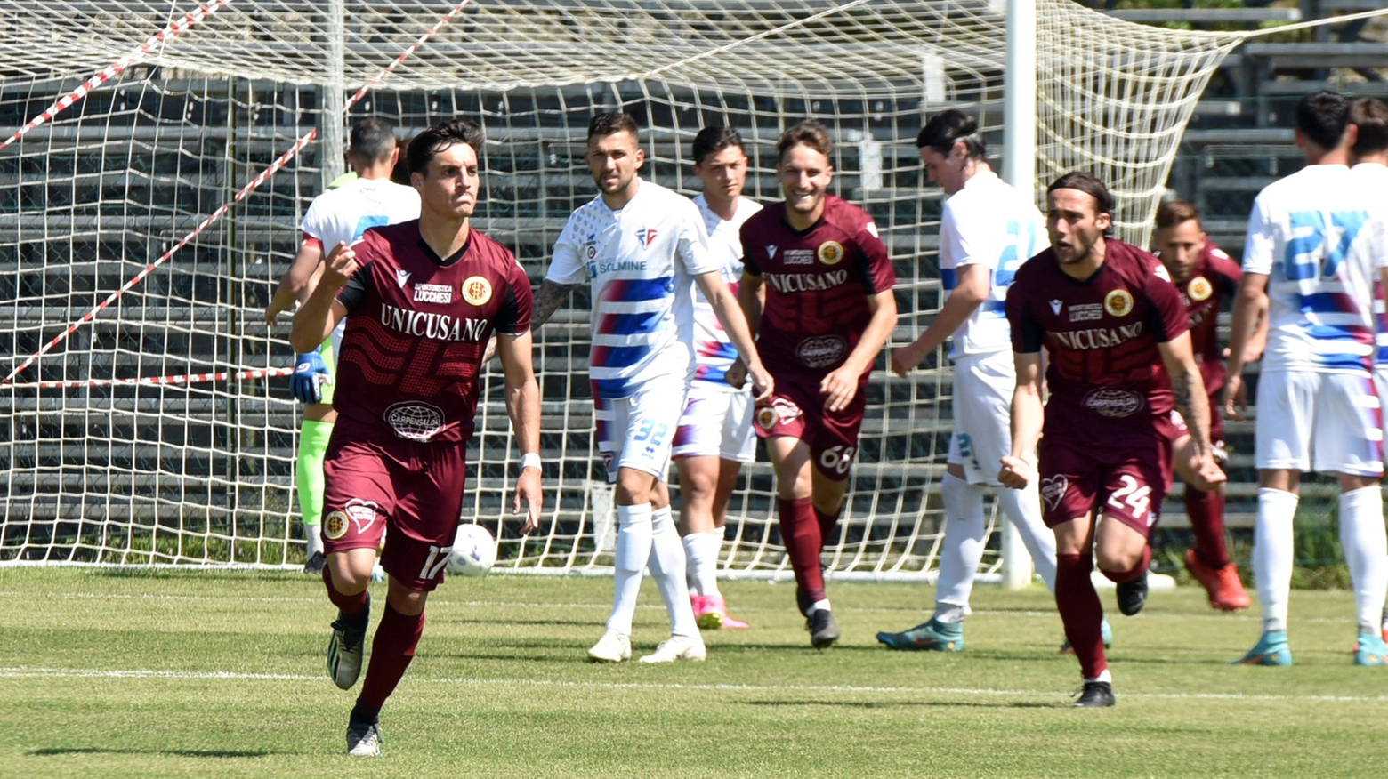 L'esultanza del Livorno sul primo gol (Foto Agostini)