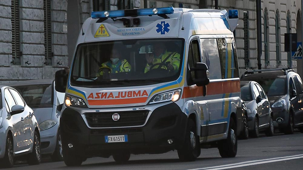 Un'ambulanza della Misericordia di Livorno (Foto Lanari)