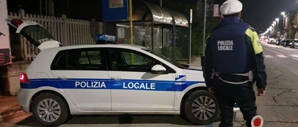 La polizia locale ferma alla Pianta un uomo residente da anni in città e gli confisca la macchina