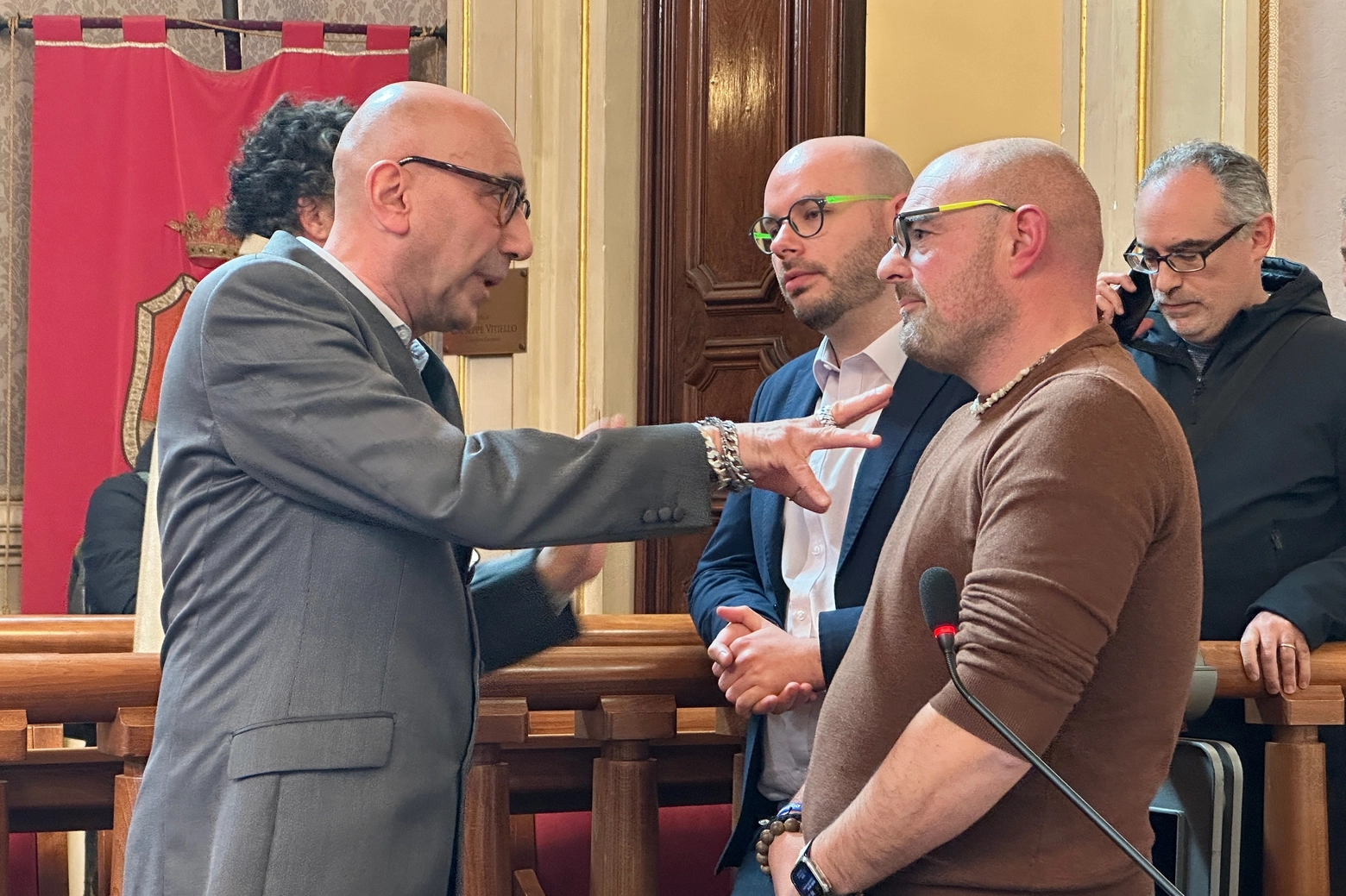 Pietro Caruso, a sinistra, presidente del consiglio comunale, parla con i consiglieri di opposizione Ghiozzi e Perini (Foto Novi)