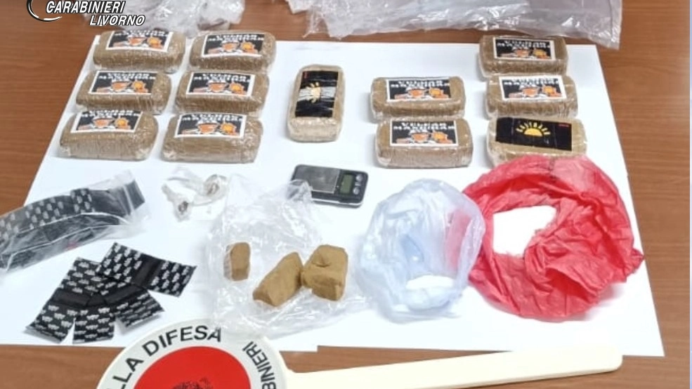 Trovati hashish e cocaina, le dosi destinate al mercato isolano avrebbero fruttato 30mila euro