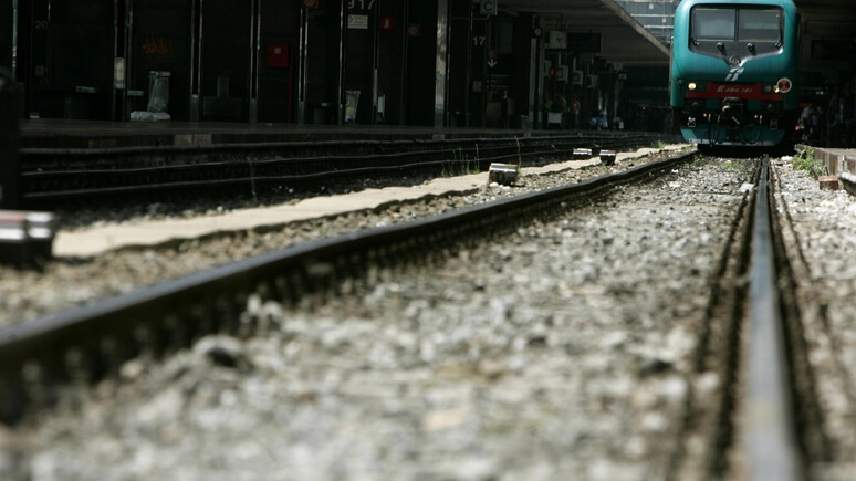 Una persona investita da un treno a San Vincenzo (Foto Ansa)