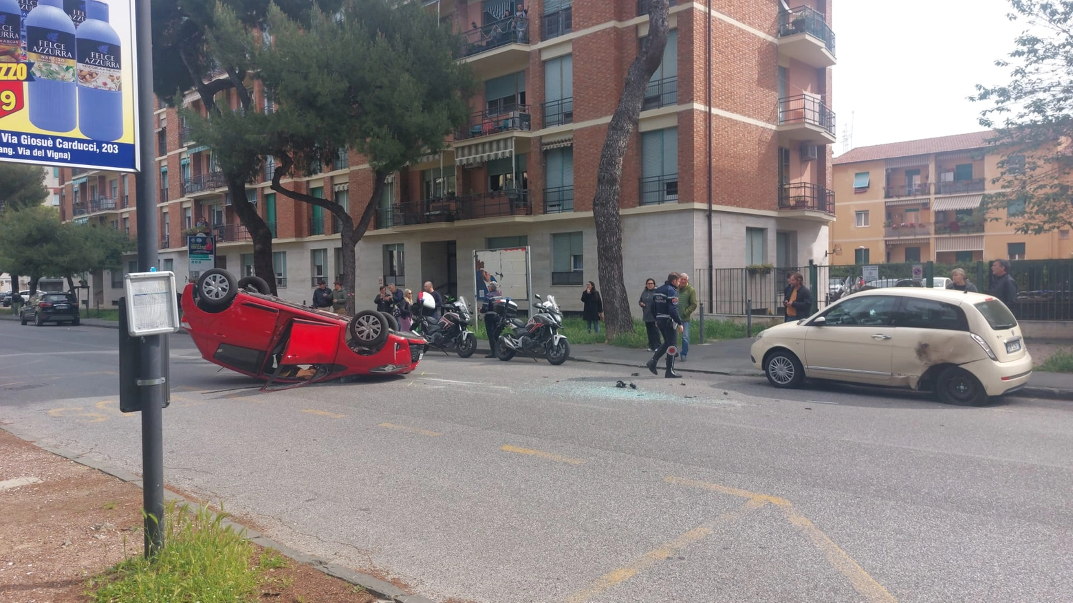 L'incidente in via Lorenzini (Foto Novi)
