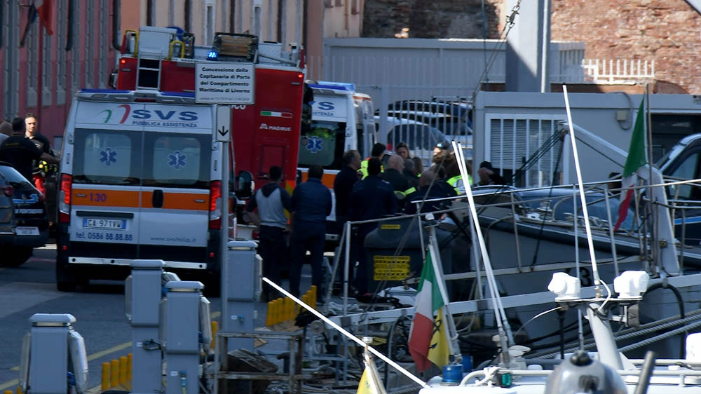 L'intervento dell'ambulanza in porto per l'esplosione (Foto Lanari)