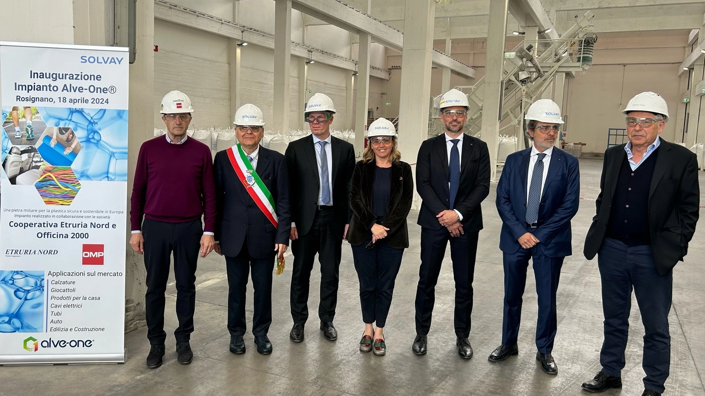 Inaugurato, allo stabilimento Solvay di Rosignano, il nuovo impianto di produzione. Nella foto dirigenti e istituzioni