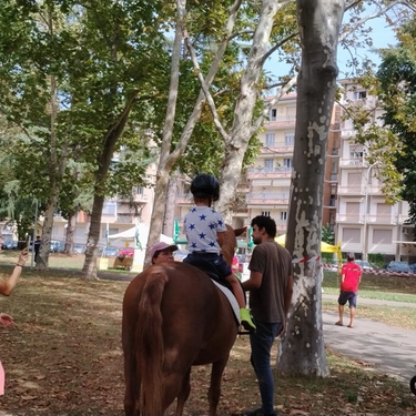 Domenica alla scoperta dei parchi cittadini in sella ad un pony