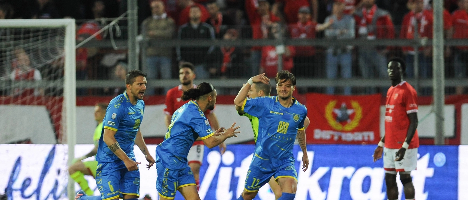 Gli apuani vincono 2-0 al Curi nella gara di andata del primo turno dei play-off di Lega Pro