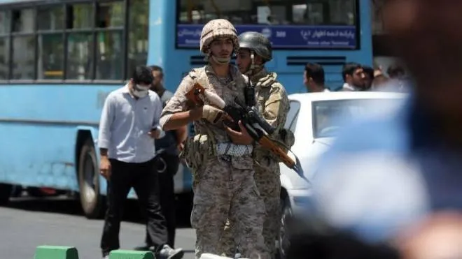 epa06014207 Iranian army soldiers stand near parliament building during an attack in Tehran, Iran, 07 June 2017. At least seven people were killed and several others were wounded following twin attacks on Iran's parliament building and the mausoleum of former supreme leader, Ayatollah Khomeini, in the Iranian capital Tehran on 07 June, according to official sources.  EPA/HOSSEIN MERSADI
