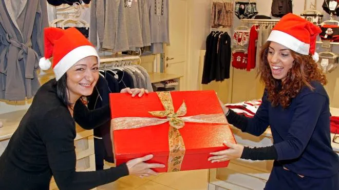 Germogli Ph 14 dicembre 2012 Empoli Commesse con il cappello di Babbo Natale con un pacco regalo shopping natalizio