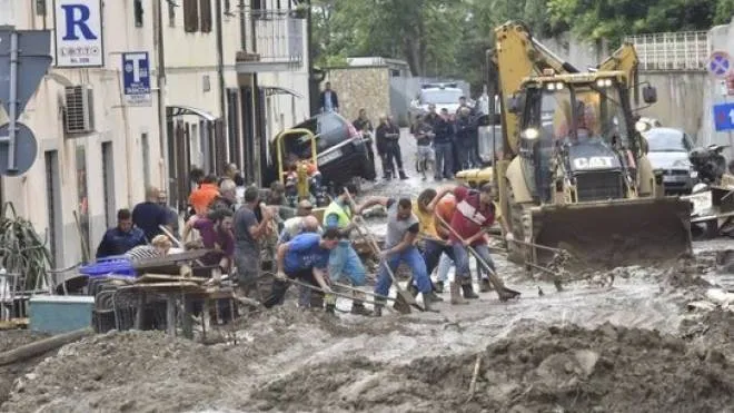 FANGO L’esercito dei volontari al lavoro per ripulire le zone colpite dall’alluvione (Foto Novi)
