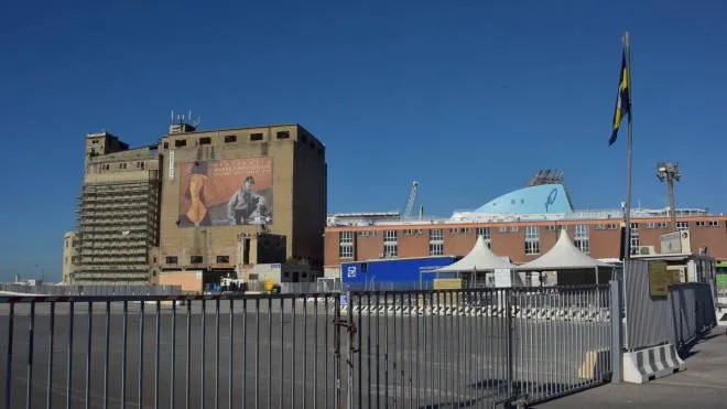 L’immagine di Amedeo Modigliani sul silos del porto di Livorno