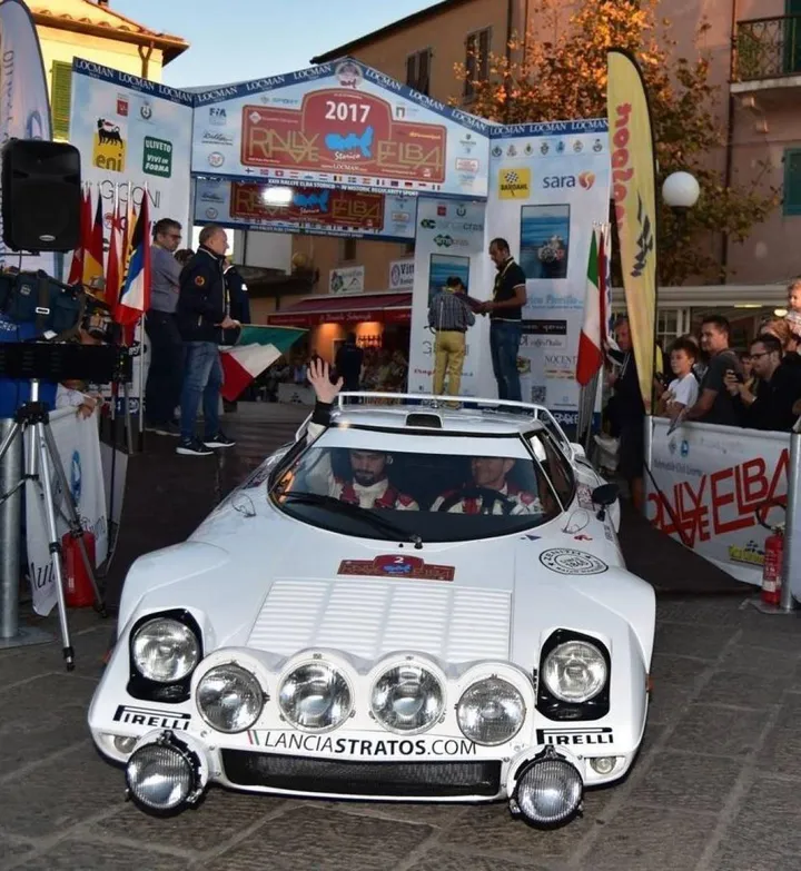 La Lancia Stratos, regina dei rally negli anni Settanta, è anche una delle auto che prende parte solitamente alla corsa elbana, insieme ad altri modelli storici