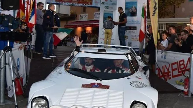 La Lancia Stratos, regina dei rally negli anni Settanta, è anche una delle auto che prende parte solitamente alla corsa elbana, insieme ad altri modelli storici