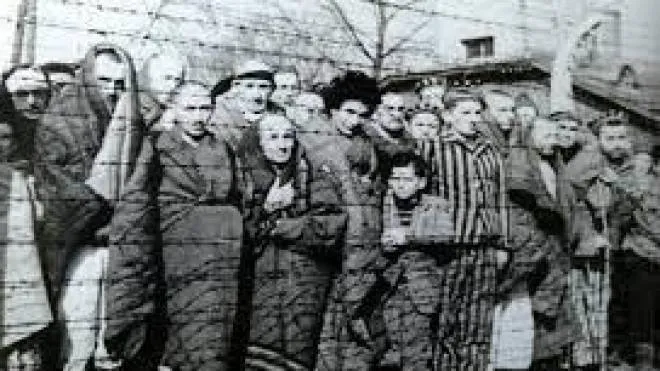 Una drammatica immagine di deportazioni naziste