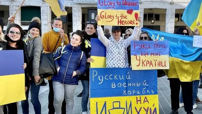 Tante donne ucraine sono scese in piazza per solidarietà al loro popolo che cerca di resistere