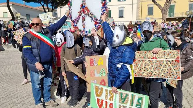 La manifestazione a Cecina in piazza. Carducci con il sindaco Lippi