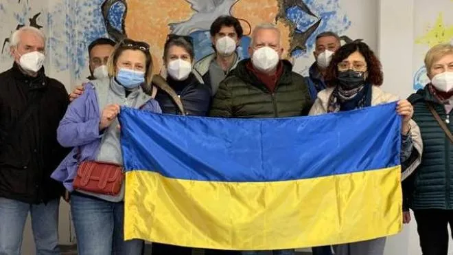 Un gruppo di volontari di Venturina e Campiglia. per la raccolta di aiuti con la bandiera dell’Ucraina