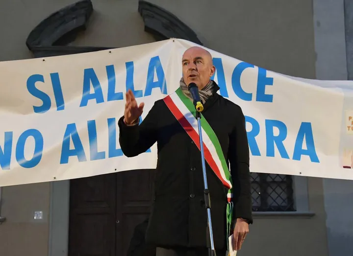 Il sindaco Luca Salvetti alla manifestazione contro la guerra (Foto Novi)