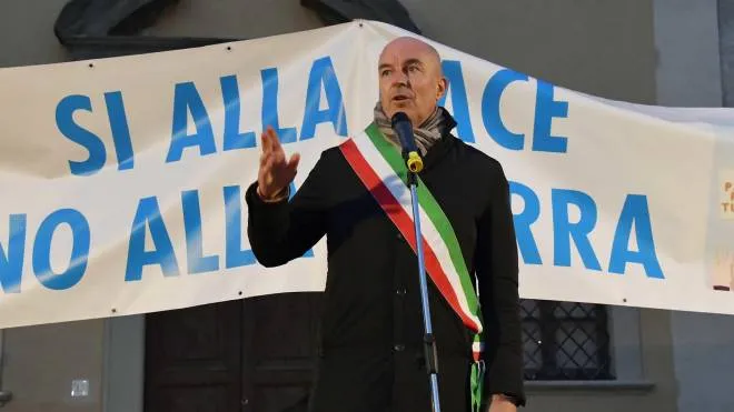 Il sindaco Luca Salvetti alla manifestazione contro la guerra (Foto Novi)