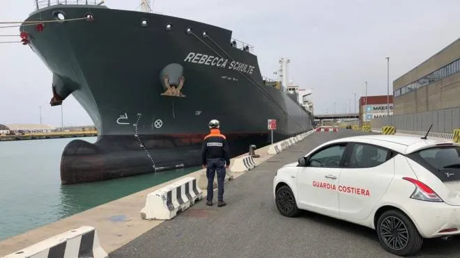La nave chimichiera fermata dalla Guardia Costiera di Livorno per motivi di sicurezza