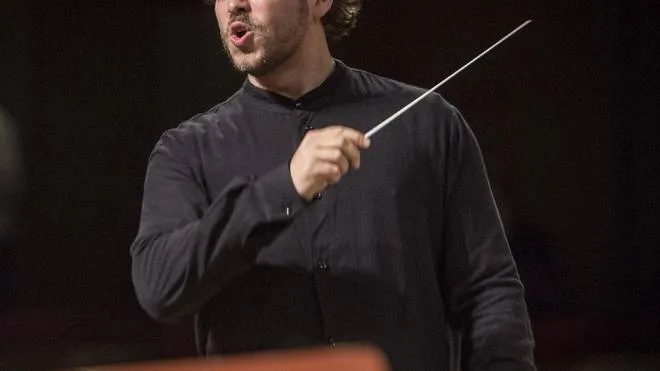 Sul podio dell’Orchestra della Toscana, salirà Ryan McAdams, quarantenne maestro americano che ha collezionato molti prestigiosi traguardi