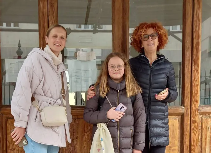 Raffaella Pasquali (nella foto è la prima a destra) ospita una famiglia ucraina
