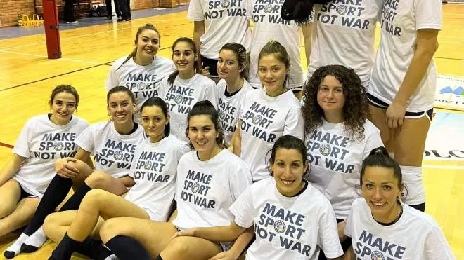 Le ragazze del volley Riotorto con la maglietta ’No war’ indossata nel riscaldamento