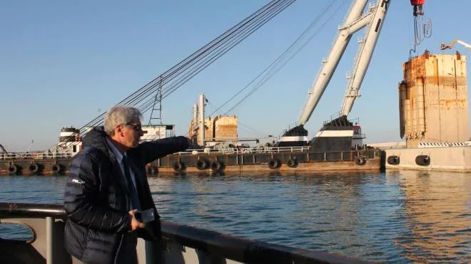 Il presidente Luciano Guerrieri in porto a Piombino, nella zona dove si collocherebbe il rigassificatore