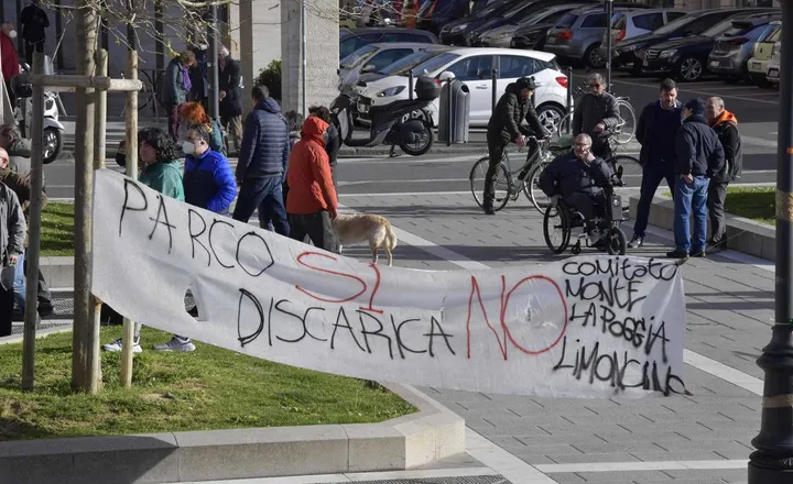 Manifestazione del comitati contrario alla discarica davanti alla sede del Comune (Foto Novi)