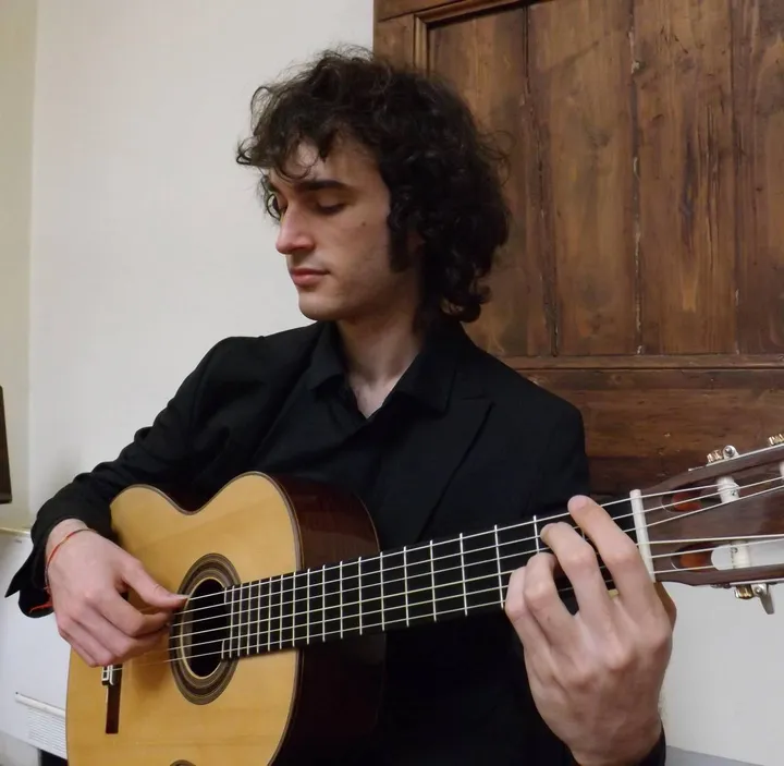 Il chitarrista Niccolò Chiaramonti che vanta un percorso formativo di grande interesse, sarà l’interprete del programma di martedì