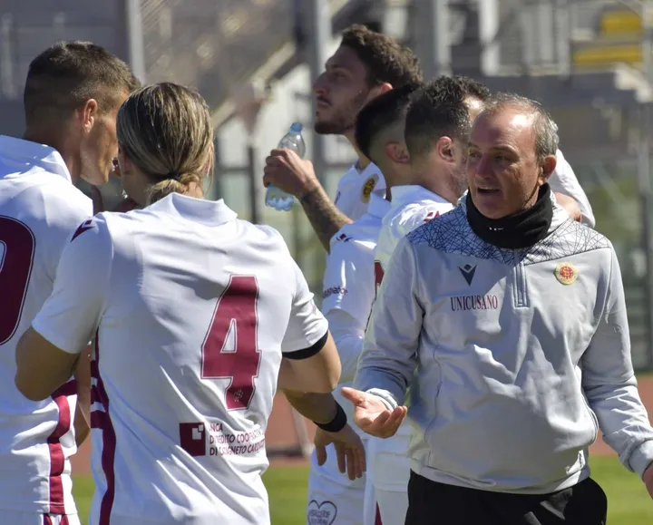 L’allenatore del Livorno Giuseppe Angelini sta caricando la squadra