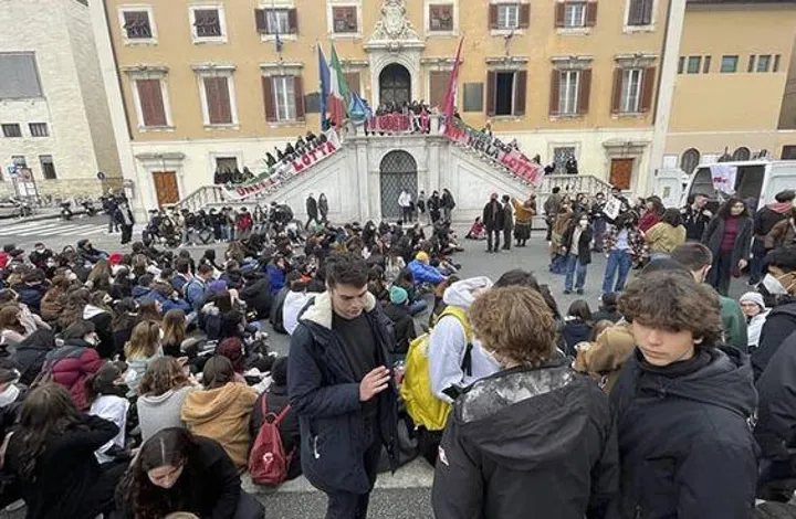 Studenti davanti al Municipio in occasione del periodo di autogestione (Foto Novi)