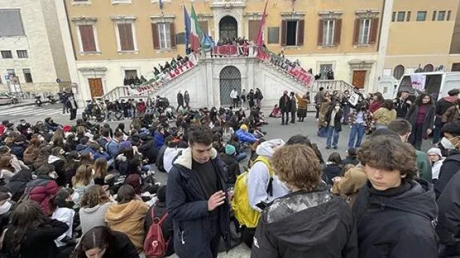 Studenti davanti al Municipio in occasione del periodo di autogestione (Foto Novi)