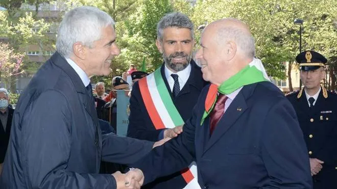 Il presidente Pierferdinando Casini stringe la mano al presidente Anpi Giannullo, al centro il sindaco Ferrari