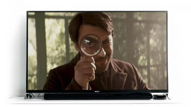 Guglielmo Favilla in versione Sherlock della pubblicità ’Immobiliare, Watson’